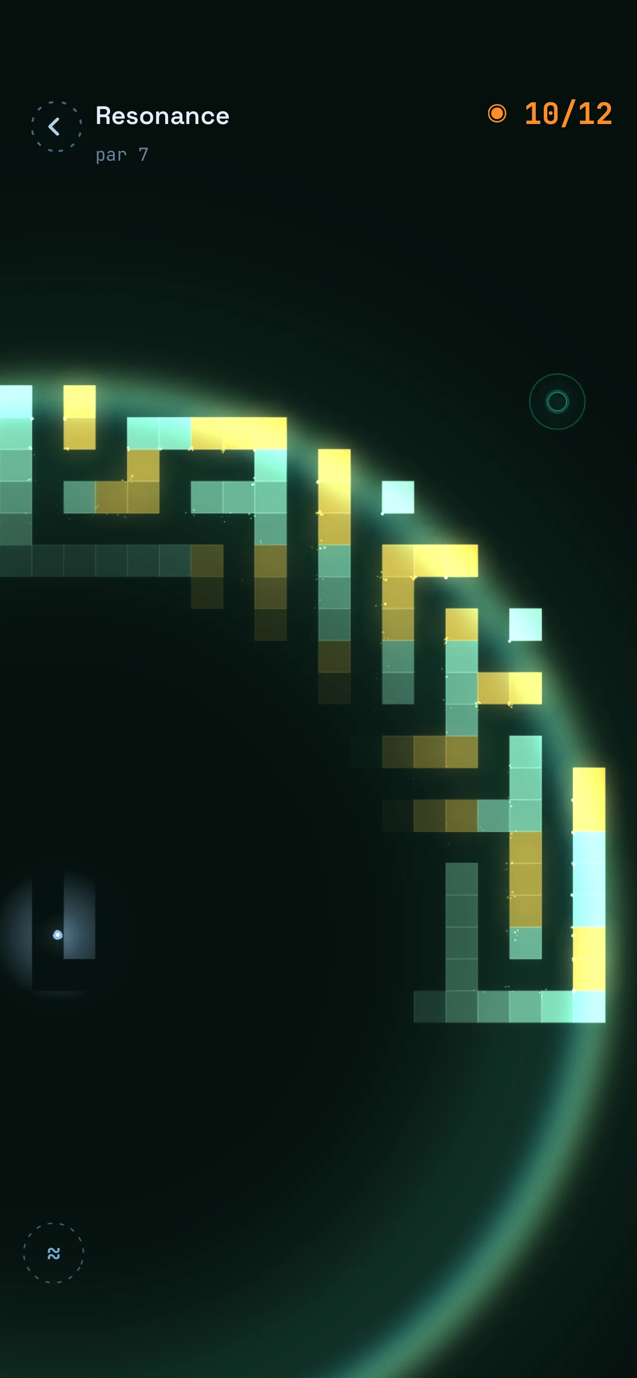 Level Resonance: a wide echo pulse revealing an amber and teal maze in the dark